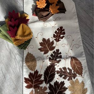 Table runner, napkins and napkin rings